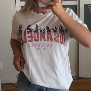 T-shirt - En t-Shirt från river island med tryck. Super cool och fin. Passar alla storlekar, oversize. Frakt tillkommer❤️❤️