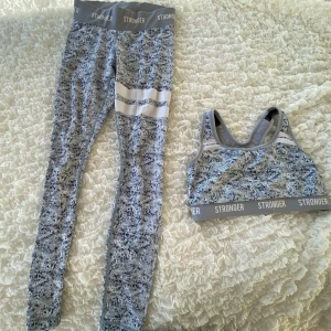 Stronger träningstights stl S - Stronger träningstights i stl s. Men passar stl XS o M eftersom materialet anpassar sig till kroppstyp💞 träningstoppen är i stl L men passar till byxorna bra även om man är S. Köp byxorna separat för 150 elr toppen separat för 120 eller båda tsm för 220kr