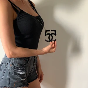 Chanel hänge  - DMA FÖR MER INFO! 