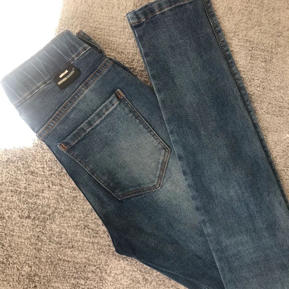Ett par tighta/stretchiga jeans från Dr.denim! Aldrig använda så i princip nya! Frakt tillkommer 🤩. Jeans & Byxor.