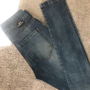 Ett par tighta/stretchiga jeans från Dr.denim! Aldrig använda så i princip nya! Frakt tillkommer 🤩