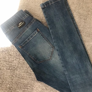 Jeans från Dr.denim! - Ett par tighta/stretchiga jeans från Dr.denim! Aldrig använda så i princip nya! Frakt tillkommer 🤩