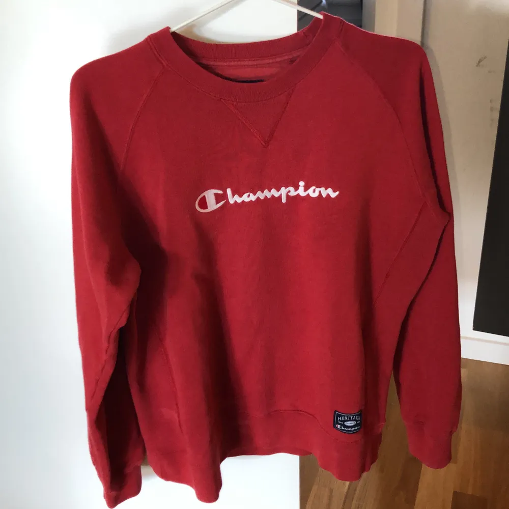 Röd vintage champion sweatshirt i bra skick:) strl M! 350kr! Tar swish:). Hoodies.