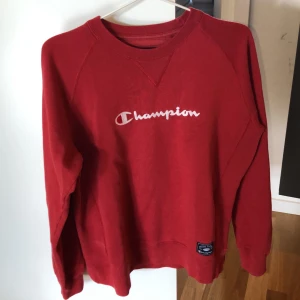 Champion sweatshirt - Röd vintage champion sweatshirt i bra skick:) strl M! 350kr! Tar swish:)