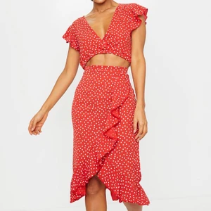 Prickigt rött set med topp och kjol! - Ett jättefint set köpt i storlek S men sitter som en XS!💕