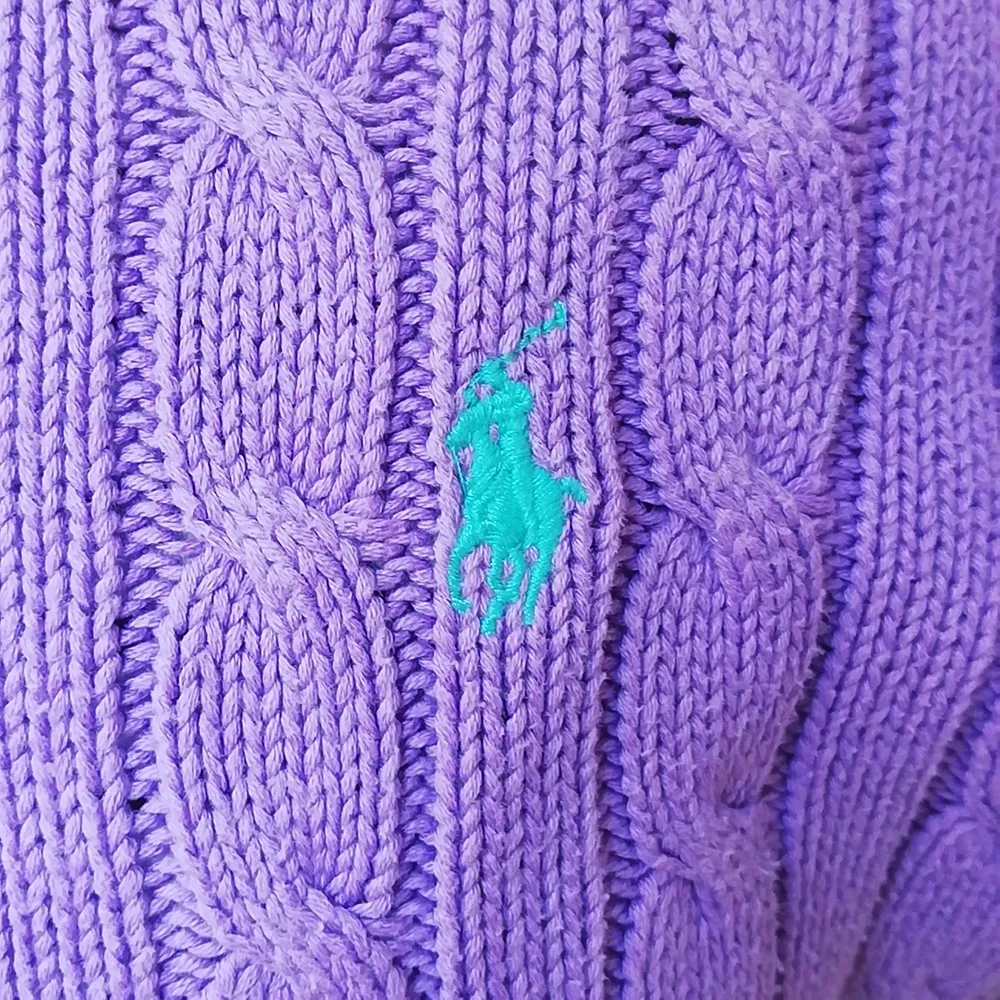 En stickad lila tröja från Ralph Louvren. Har använts få gånger då den är för liten för mig. Möts upp vid Stockholm T-centralen eller fraktar då d skulle viljas! . Stickat.