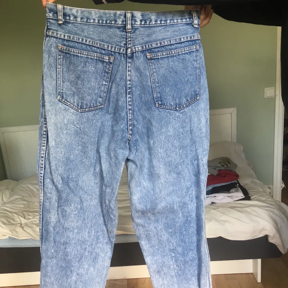Ljust blå smått stentvättade jeans från märket walker wear i bra kvalitet! Långa, vida och raka. Står inte storlek men kan ge mått om du är intresserad💕 . Jeans & Byxor.