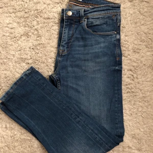 Herr jeans från Zara 🌿 - Herr jeans från Zara 🌿 •Storlek Eur 42 •Anv.1 gång, som nya •Pris: 150 kr 📍Kan mötes upp i Mölnlycke 🚫Djurfritt och rökfritt hem 📬Kan skickas mot fraktkostnad