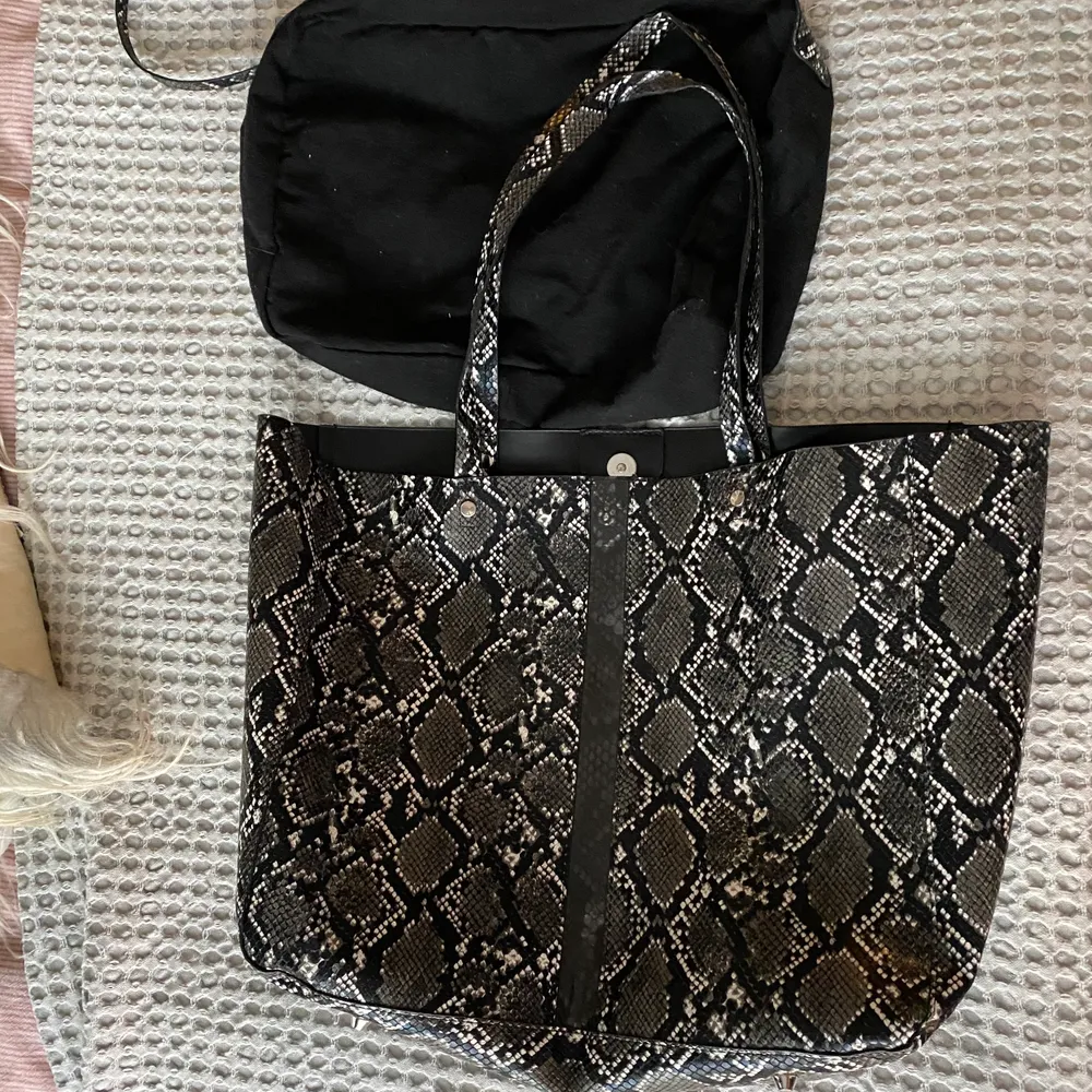 Väska med coolt snakeprint köpt på Madeira. Använd 4 gånger så väldigt fint skick! Kommer med tillhörande bag-in-bag/necessär. Köparen står för frakten. Priset kan diskuteras!. Väskor.