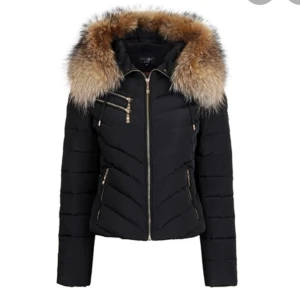 Hollies jacka chantel - Svart hollies jacka i modellen Chantel, den är använd en vinter sedan har den hängt i garderoben vill bli av med den och därav det billiga priset (köpte den för 4000kr), pälsen är äkta! Skicka meddelande för fler bilder💕 