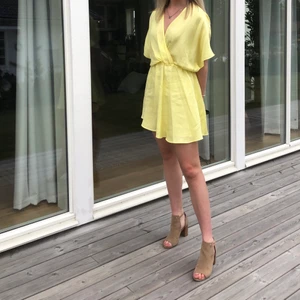 Xs-S - Säljer min gula klänning, använd en gång från ZARA 💕