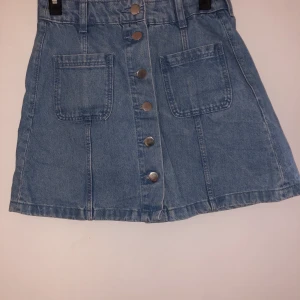 Jeanskjol storlek 34 - Jag säljer en klassisk jeanskjol från hm som inte längre kommer till användning. Den är knappt använd det vill säga i princip nyskick. Köparen står för frakt.