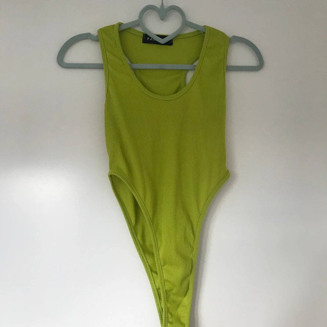 En neongrön body i storlek xs