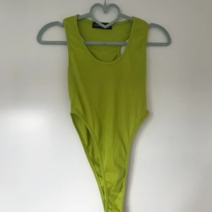 En neongrön body i storlek xs - Säljer en body som jag använt 1 gång, inköpt för en fest, fint skick.