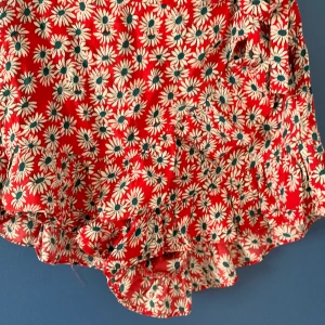 Shorts/kjol från ZARA - Jättebekväma och fina shorts som ser ut som en kjol framifrån. 