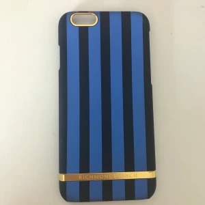 Richmond & Finch mobilskal - För iPhone 6/6s. I fint skick med endast en liten liten skråma (se bild två) på loggan. Frakten ligger på 20kr som köparen står för. Priset går att diskutera. 