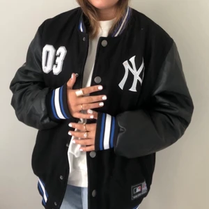 Varsity jacka! - Skitcool varsity jacka från new york yankees! Blå,vit, svart kombination. Passar till allt! Läderarmar. Alla köp sker via Instagram @rocketresell_se, där finns  också massa fler fynd!🚀💙