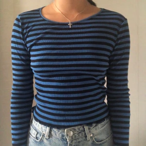 Randig tröja - Långärmad randig tröja som hade varit snygg att croppa men säljer den hellre hel 💙 frakt 44kr läs policy