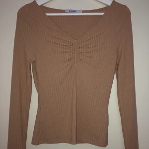 NAKD tröja - Beige långärmad tröja superskön och fin mörk färg. Använde den när den var ny men har inte haft på mig den sen dess. Kan mötas upp.