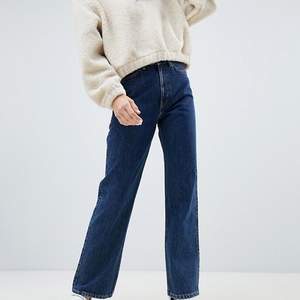 (Lånad bild!) Säljer mina weekday row win jeans då de tyvärr inte kommer till användning längre! Sparsamt använda & mycket fint skick. Storlek 29/30, nypris 500kr.