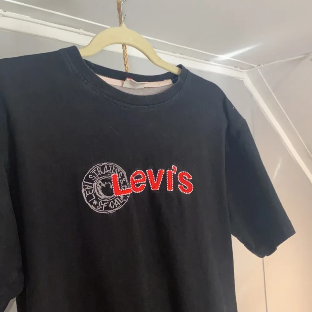 Levis tröja köpt på second hand för 300kr. Ser gammal o vintage ut. Storlek S. Säljer för 200, frakten ingår i priset!!. T-shirts.