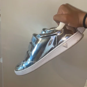 Guess skor -  guess skor i metaliic och är i storlek 39, använda 1 gång