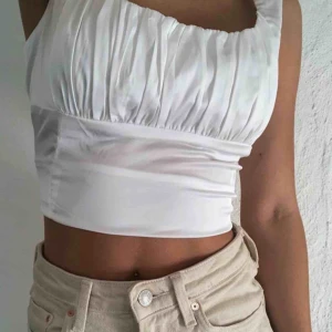  - Den här toppen är så jävla fin!! Har knappt använt den, därför säljer jag den nu. Vit, silkesmaterial, dragkedja på sidan. Perfekt till våren/sommaren! Från märket Lola May