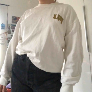  - Carin Wester tröja! Vit med guld-logga, superfräsch och snygg till våren. Frakt tillkommer, möts annars upp i Stockholm!