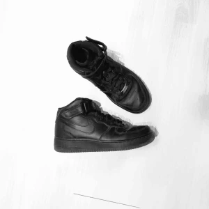 Nike  - NIKE air force 1 high black/black. Storlek 40. Knappt använda då jag snabbt tappat tycket för dom. Nypris: ≈ 1000. 200 kr + frakt