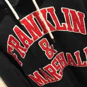 Riksfet Franklin & Marshall hoodie Köpt på Kungsbacka outlet för 2 somrar sedan Köpte den för runt tusenlappen Har en tendens att köpa fel storlekar så därav att jag säljer denna. Annars fet!