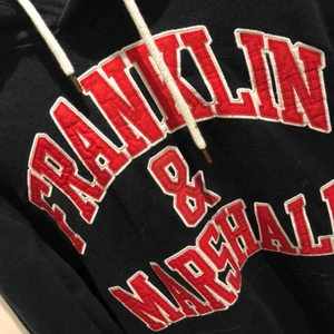  - Riksfet Franklin & Marshall hoodie Köpt på Kungsbacka outlet för 2 somrar sedan Köpte den för runt tusenlappen Har en tendens att köpa fel storlekar så därav att jag säljer denna. Annars fet!