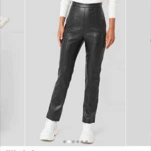  - Säljer mina skinnbyxor från nakd som endast är använda ett fåtal gånger pga att jag har ett annat par liknande. Nypris 499kr