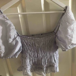 - Gulligaste toppen från zara. Lavendel/ljuslila i färgen med puffärm och svarta små prickar. Tyvärr aldrig använt. Tyget är lite genomskinligt men med rätt bh funkar den utmärkt!💜