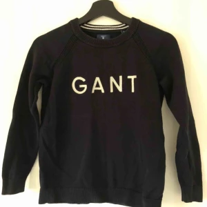  - Stickad Gant tröja (äkta) i storlek Xs. Fint skick! Frakten kostar 54kr eller så möts vi upp i Örebro eller i närheten. Nypris: 500kr