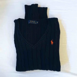  - Säljer min fina kabelstickade tröja från Ralph Lauren. Mycket varsamt använd och är därför i nyskick! äkta och köpt i butik på NK. Kan mötas upp i centrala Norrtälje, annars står köparen för frakten🌸