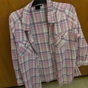  - Snygg skjorta. Använd 1 gång. Bra skick. Slits på sidan. 