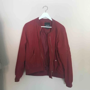  - Vinröd bomberjacka från Monki i storlek M. Köparen står för frakten🌻