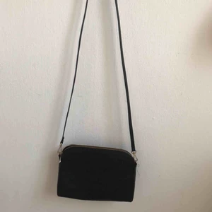  - Säljer en svart, vanlig väska. Perfekt att matcha alla dina outfits till. Köparen står för frakt och betalning sker via swish!🥰