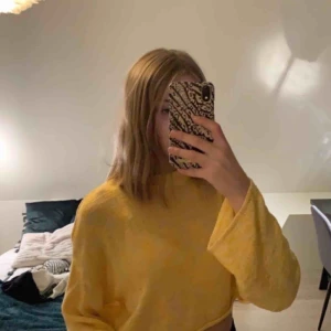  - Skitsnygg croppad tröja i stickat skönt material från hm. Använd ett antal gånger men i fint skick. ❗️färgen ser lite skev ut på kameran men är lite mer orange gul irl! 🥰🥰 frakt tillkommer 
