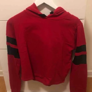  - Väldigt fin röd hoodie! Använder tyvärr ej längre 