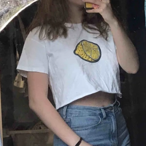  - Croppad t-shirt från Bik Bok. Knappt använd och i bra skick, jätteskönt material! Kan mötas upp i Uppsala eller så tillkommer frakt 