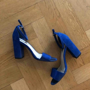  - Säljer 3 par skor i strl 39 för totalt 300. De blå är använda 2 ggr, de svarta höga är oanvända och de sista är använda flertalet gånger vilket även syns.   Kan mötas i Stockholm.