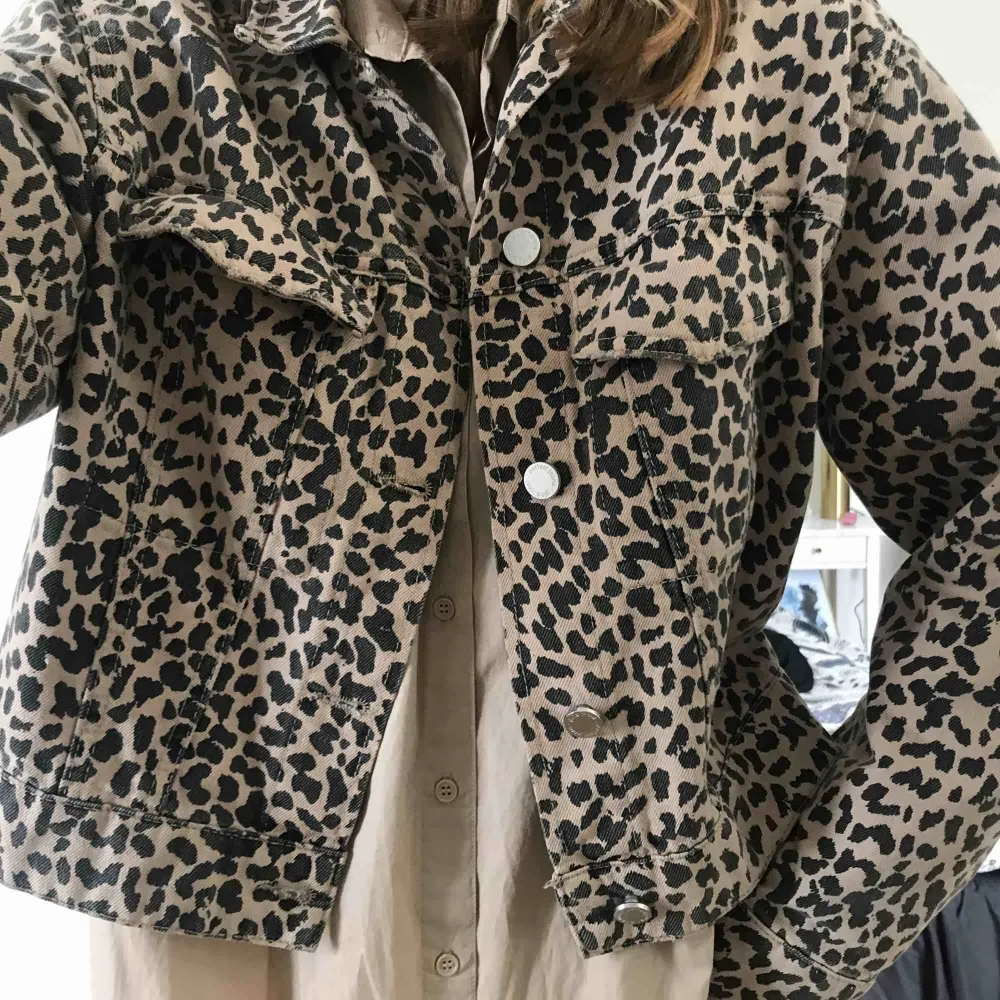 Croppad jeansjacka i leopard, använd enstaka gånger🤗 jackan är en medium så är du en xs/s som mig själv sitter den precis lagom oversized🤩✨ Går att mötas upp i Oskarshamn/Kalmar, annars tillkommer frakt!!!. Jackor.