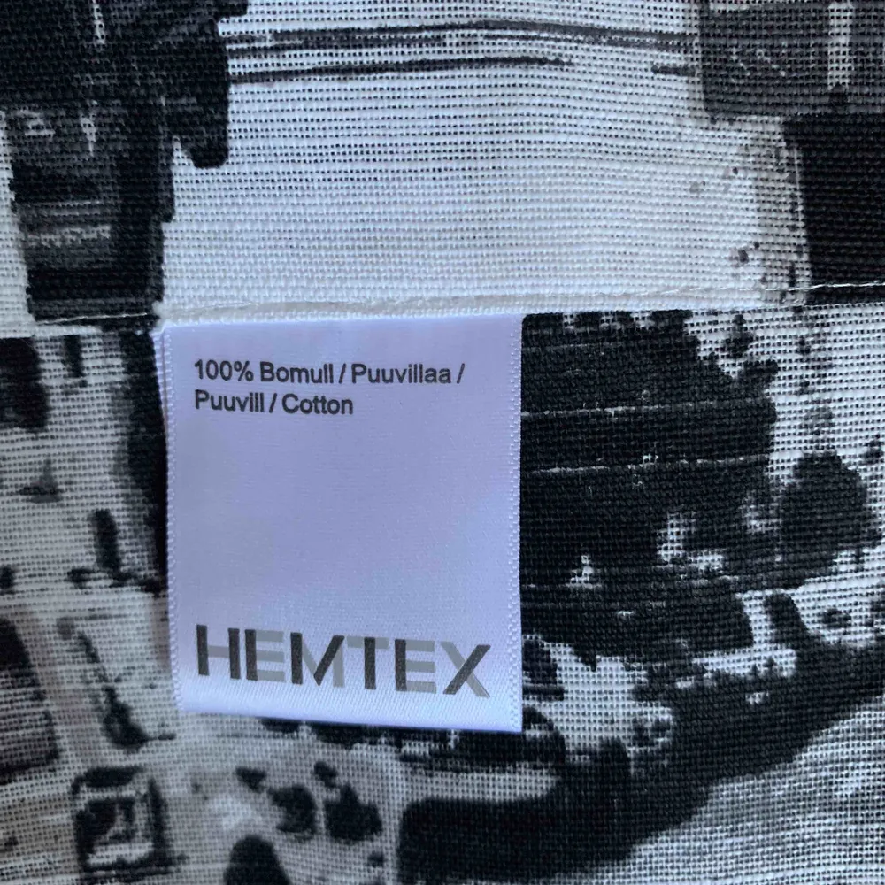 Helt nya oanvända gardiner med svart vitt NewYork tema från Hemtex! Mått: B: 44cm H: 2.35m. Övrigt.