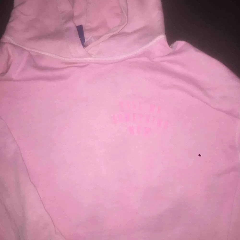 Assnygg hoodie med cool text på bröst och rygg. Ganska annorlunda och tråkigt att behöva sälja men har förmycket kläder :(( Är som ny , endast använd nångång . Köparen betalar frakt 60kr :). Hoodies.