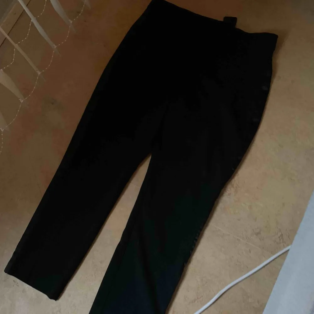 Kostymbyxor med siden band på sida  Högmidjade  Bra passform  Använda fåtal gånger . Jeans & Byxor.
