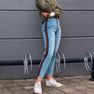 Jeans med blå och röd rand på sidan. Mom jeans sitter skitbra