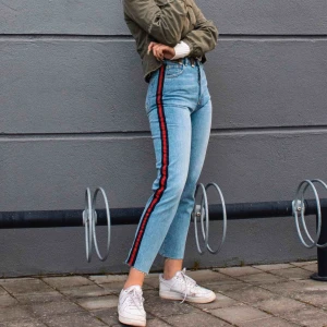  - Jeans med blå och röd rand på sidan. Mom jeans sitter skitbra
