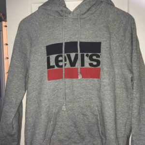 Levis Hoodie - En superfin och skön Hoodie från Levis! Använd 1 gång. Är precis som i nyskick. Säljes då jag har en till likadan. Hoodien är i storlek SMALL men är stor i storleken, så passar större storlek också :) •Köparen står för frakt!