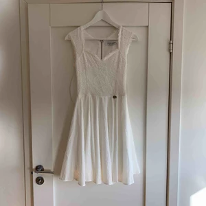  - Säljer nu min konfirmationsklänning. Använd endast en gång och kan frakta mot kostnad. Väldigt fint skick.